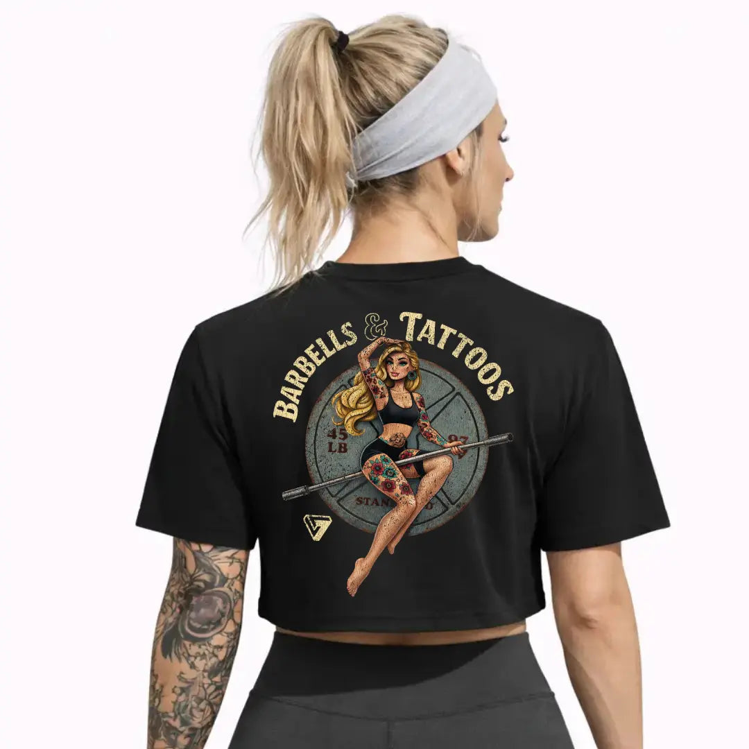 Modelo con crop top Barbell & Tatoos Rckiss, diseño trasero pin-up, mujer fitness con tatuajes
