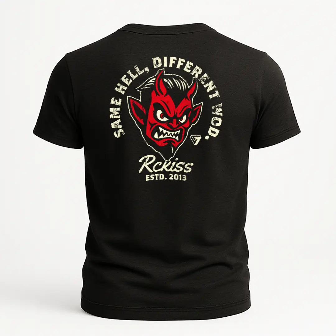 Playera negra con ilustración de un diablo rojo y el texto “Same Hell, Different WOD” en la parte trasera, acompañado del logotipo RCKISS y “ESTD. 2013”. Diseño desafiante y con actitud.