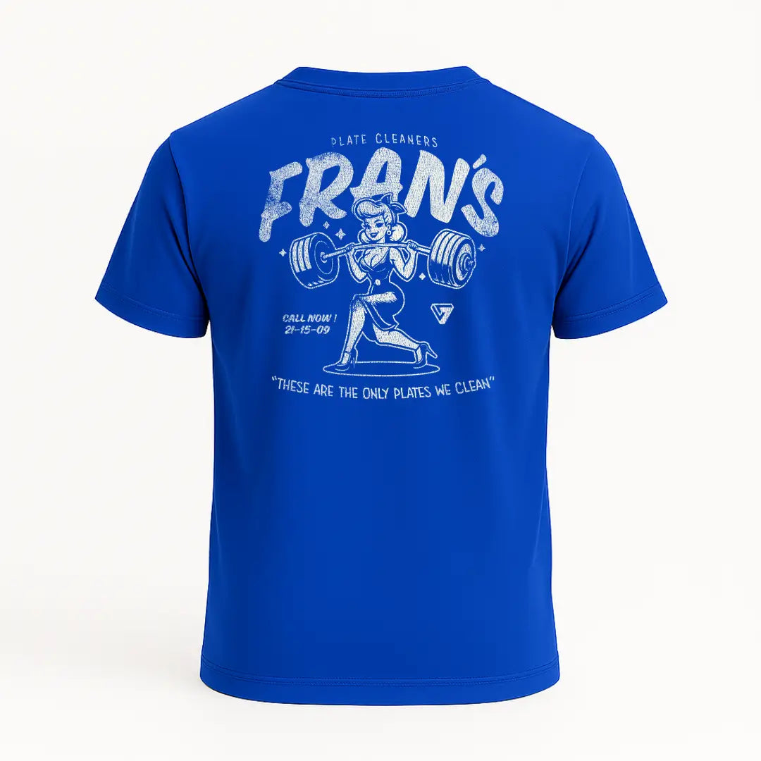 Playera azul con ilustración trasera de una mujer estilo pin-up levantando barra con pesas y texto “Fran’s Plate Cleaners”, “These are the only plates we clean” y “Call now! 21-15-09”. Estilo retro, temática de CrossFit.