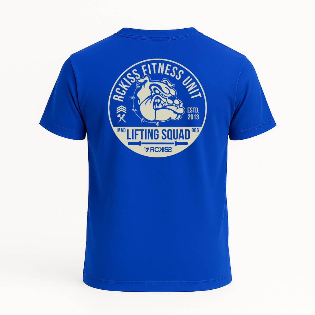Playera azul con diseño en la espalda que muestra un bulldog dentro de un círculo con el texto “RCKISS FITNESS UNIT”, “LIFTING SQUAD”, “MAD DOG”, “ESTD. 2013” y el logo de RCKISS.