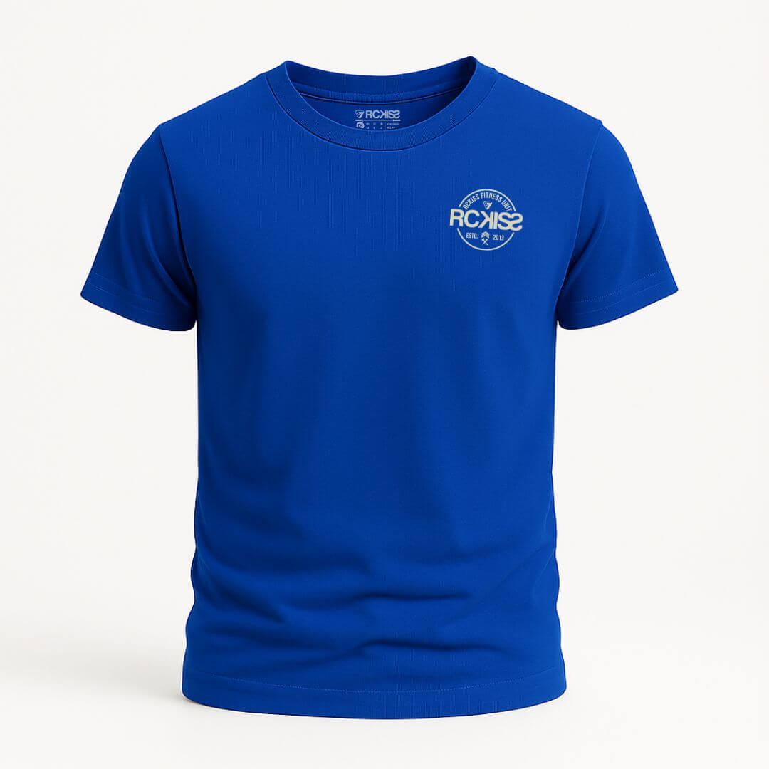 Playera azul con logotipo pequeño al frente que dice “RCKISS Strength Unit ESTD. 2013” con pesas cruzadas, estilo minimalista y deportivo.
