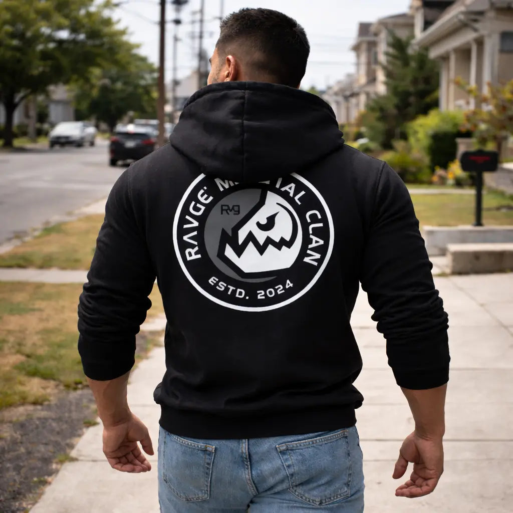 Modelo con sudadera Martial Clan RVG RAVGE Rckiss, diseño espalda Martial Clan, look urbano MMA