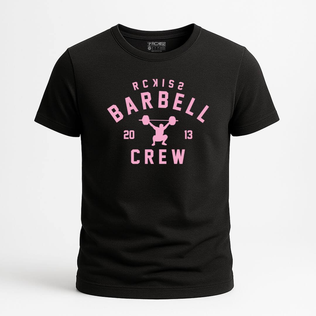 Playera negra con la frase "barbell crew" en letras rosa claro, estilo streetwear de la marca RCKISS, ideal para entrenamiento y moda urbana.