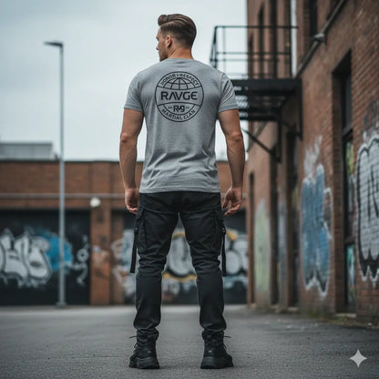 Modelo hombre con playera RAVGE Honor gris Rckiss, vista trasera, look urbano fitness streetwear