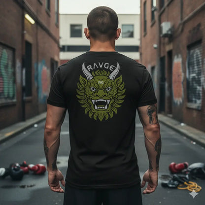 Modelo hombre con playera RVG Oni Mask RAVGE, vista trasera máscara dragón verde, ambiente callejón urbano, tatuajes ropa MMA boxeo