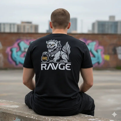 Modelo hombre con playera RVG Lion Fu RAVGE, vista trasera diseño guardián asiático, ambiente urbano streetwear, ropa fitness MMA