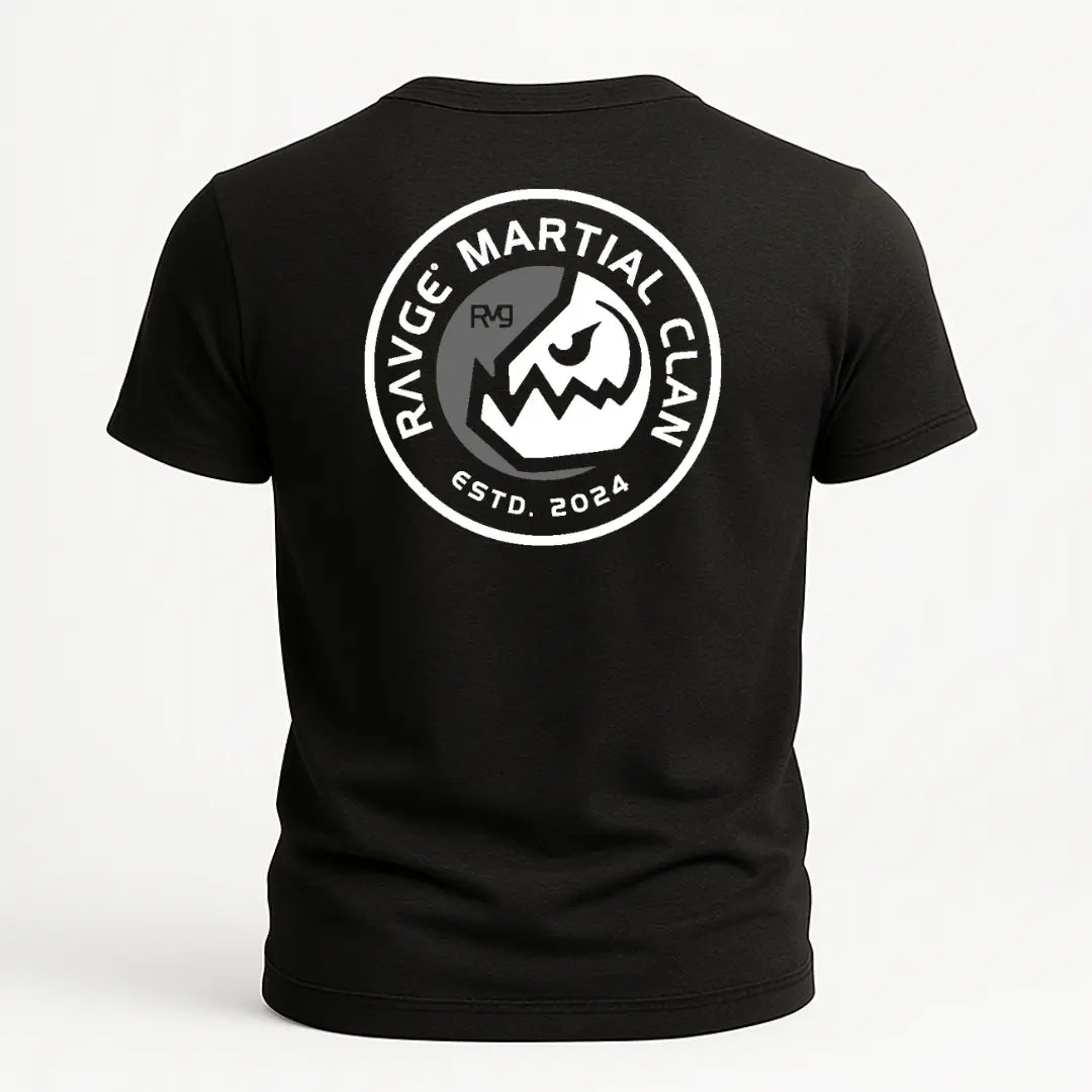 Playera RVG Martial Clan RAVGE Rckiss, diseño trasero emblema circular blanco con cráneo guerrero ESTD 2024, color negro, MMA streetwear