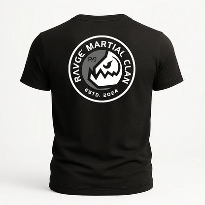 Playera RVG Martial Clan RAVGE Rckiss, diseño trasero emblema circular blanco con cráneo guerrero ESTD 2024, color negro, MMA streetwear