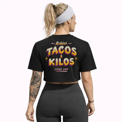 Modelo con crop top Tacos & Kilos Rckiss, vista trasera con diseño retro, mujer fitness crossfit