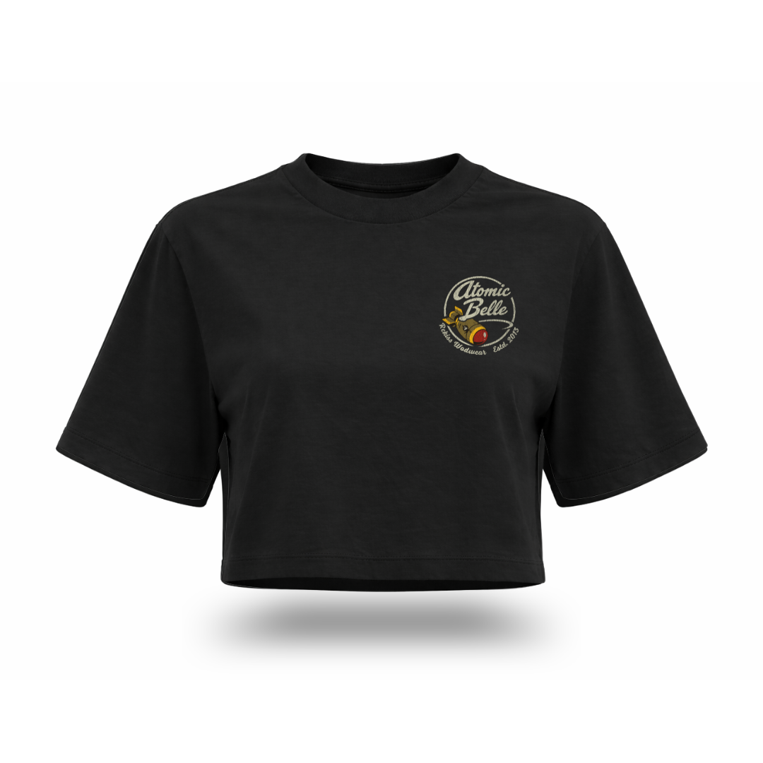 Crop top Atomic Belle Rckiss, vista frontal logo Atomic Belle circular en pecho, color negro, corte box fit mujer fitness gym