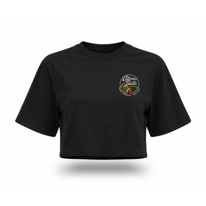 Crop top Atomic Belle Rckiss, vista frontal logo Atomic Belle circular en pecho, color negro, corte box fit mujer fitness gym