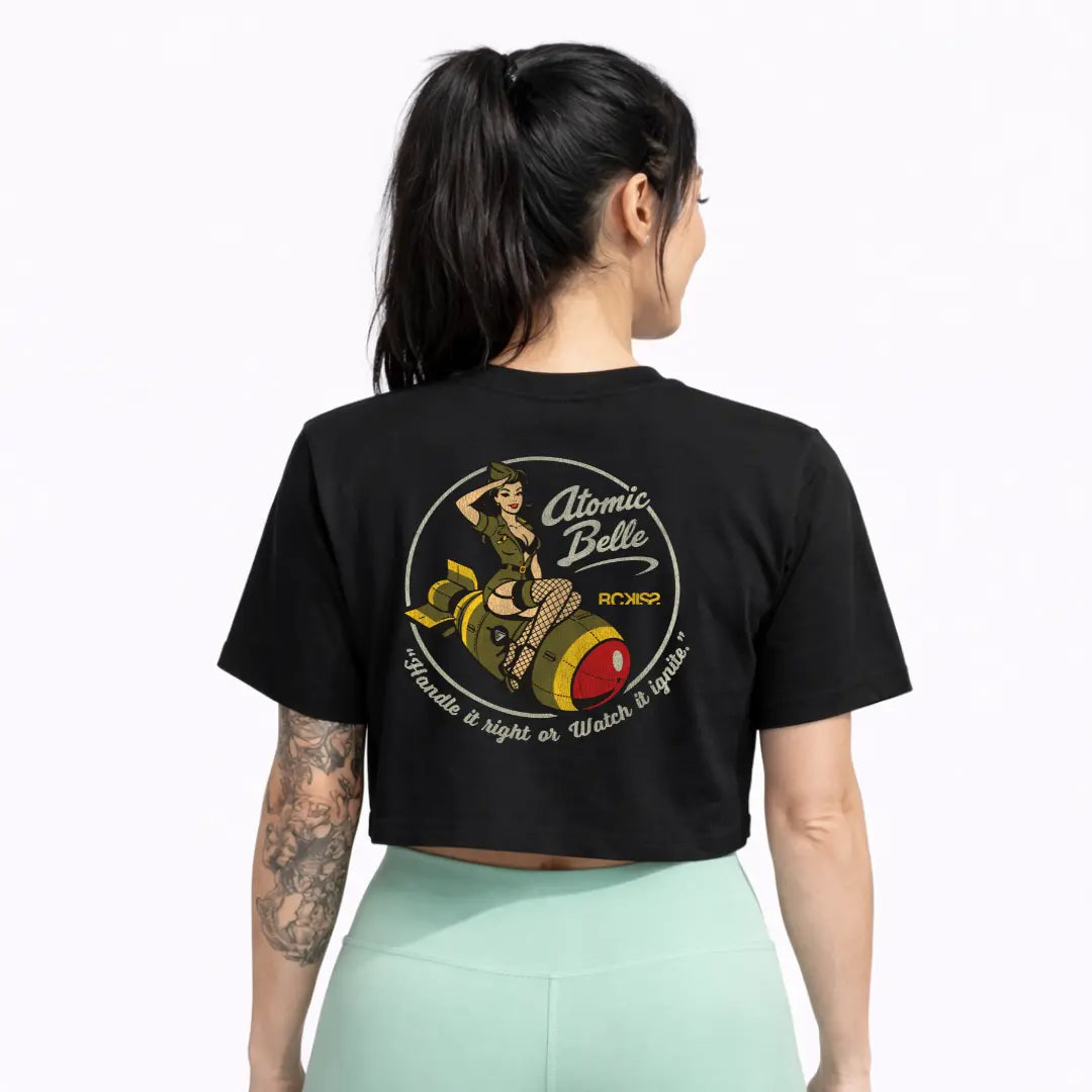 Modelo mujer con crop top Atomic Belle Rckiss, vista trasera diseño pin-up, leggins verde menta, tatuajes, ropa fitness mujer gym