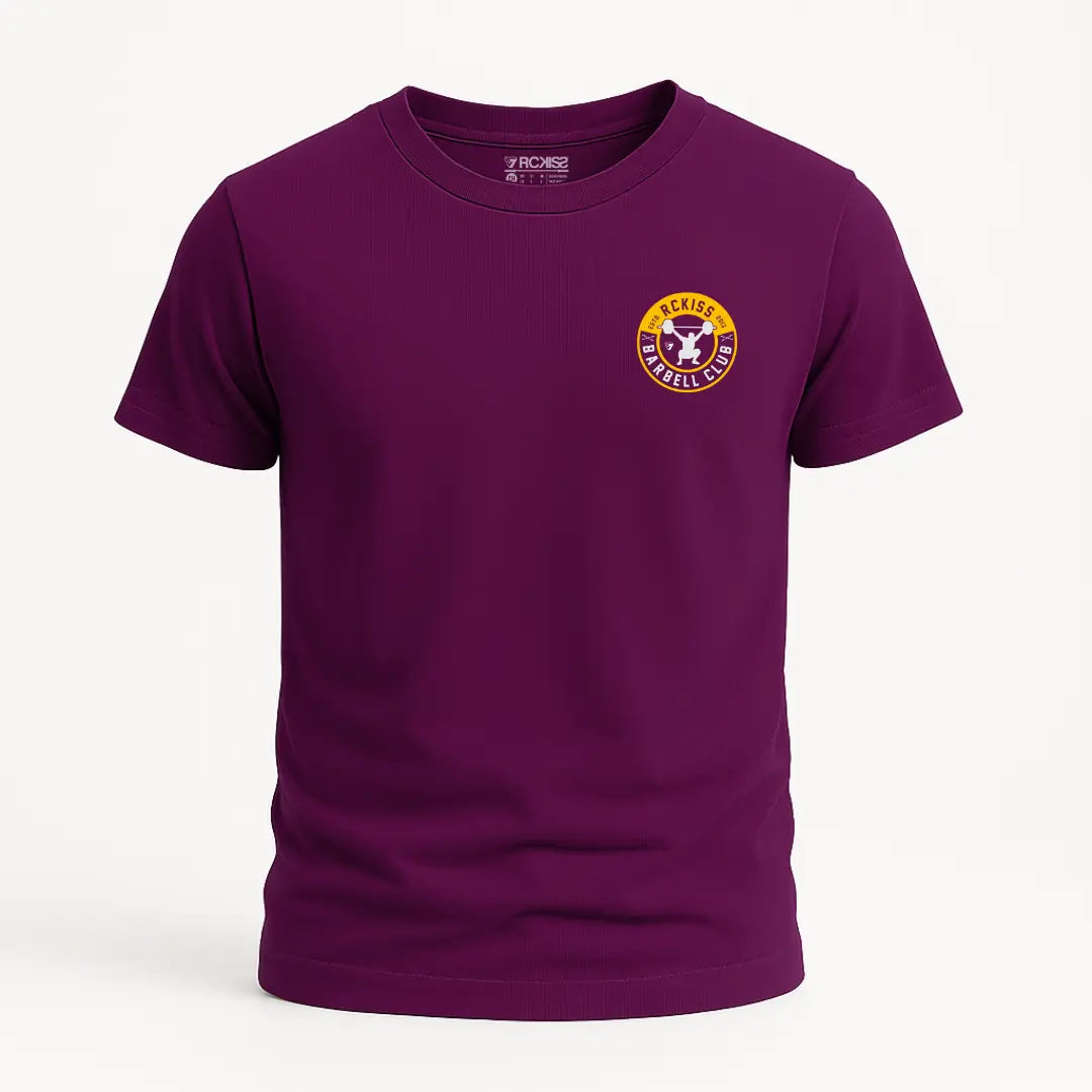 Playera RCKISS Barbell Badge vino con logo en el pecho, ideal para CrossFit y gym