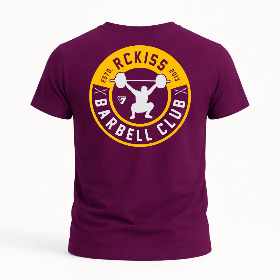 Playera RCKISS Barbell Badge color vino con logo Barbell Club  vista frontal