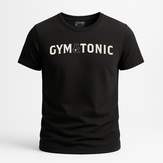 Playera negra con la frase "GYM & TONIC" en letras beige, estilo streetwear de la marca RCKISS, ideal para entrenamiento y moda urbana.