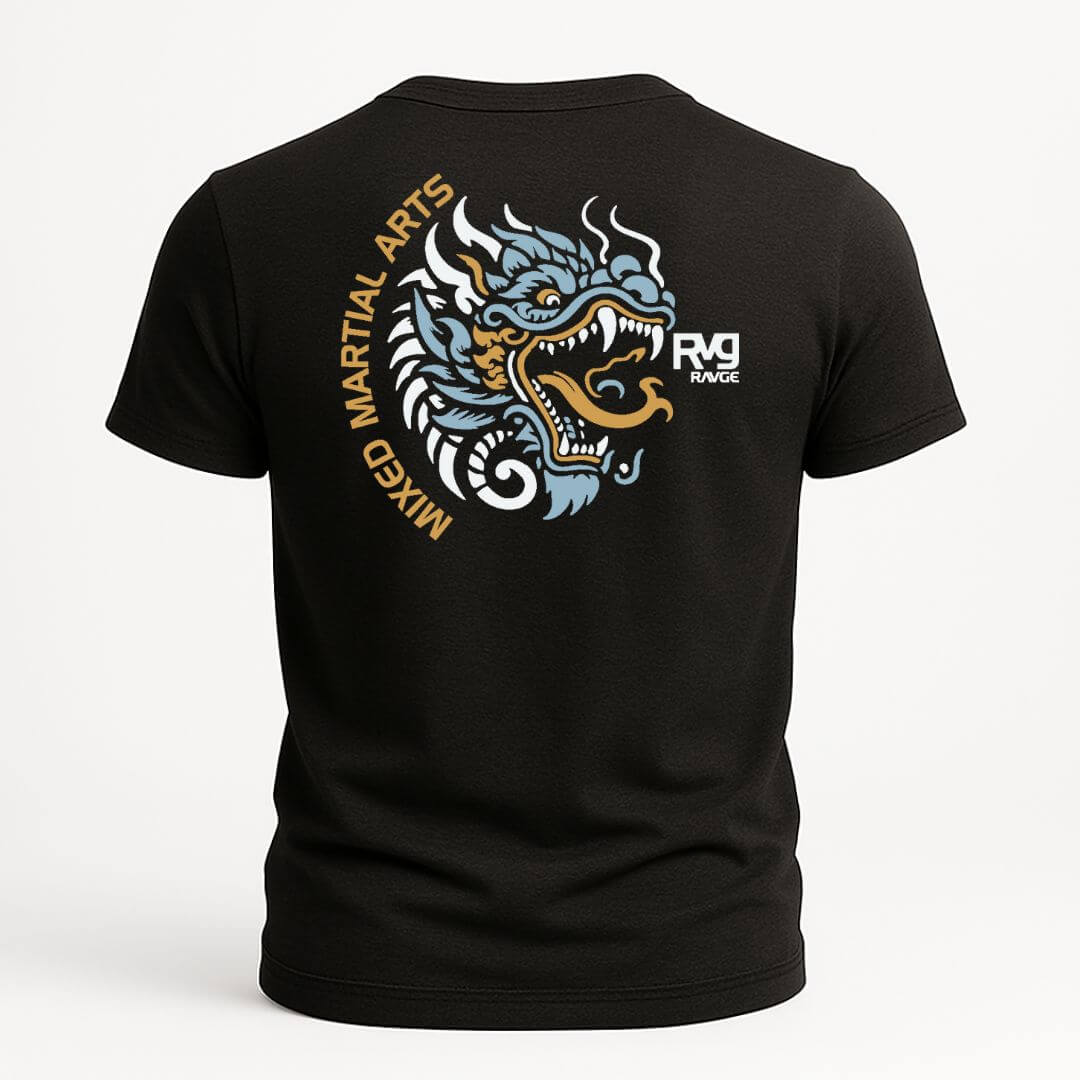 Playera negra con gráfico trasero de dragón estilo oriental en tonos azul, blanco y dorado, acompañado del texto “Mixed Martial Arts” y el logo RVG RAVGE. Diseño de alto impacto visual.







