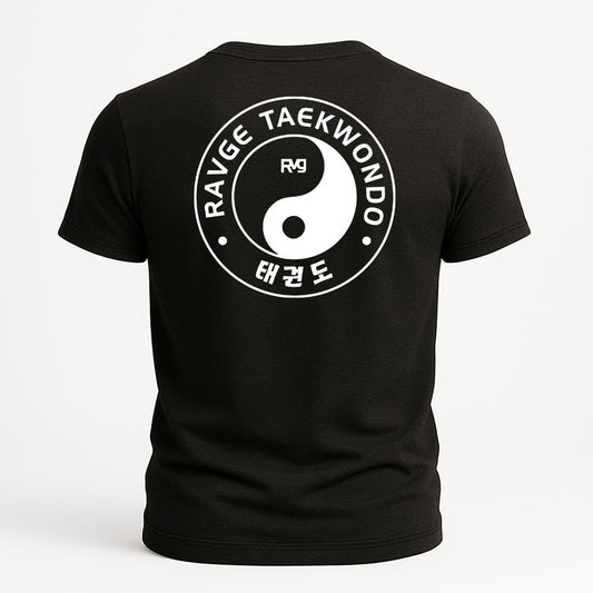 PLAYERA NEGRA TAEKWONDO CON ESTAMPADO YING YANG EN BLANCO Y TEXTO ALREDEDOR RAVGE TAEKWONDO