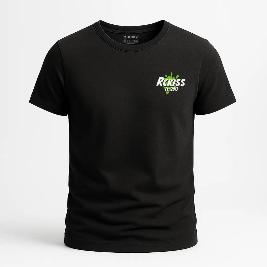 PLAYERA NEGRA CON UN ZOBIE CARGANDO UNA BARRA EN COLORES VIVOS