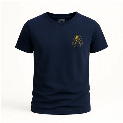 Playera azul marino con diseño trasero en forma de punta de flecha, figura de guerrero nativo y texto “Metcon Camp”, “2013” y “Tetakawi Ranch” en color amarillo. Estética rústica y tribal.