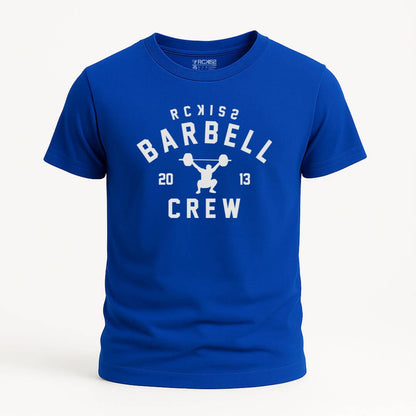 Playera azul con diseño frontal en blanco que incluye la frase “RCKISS BARBELL CREW 2013” y una figura levantando barra. Estilo deportivo, ideal para el entrenamiento.