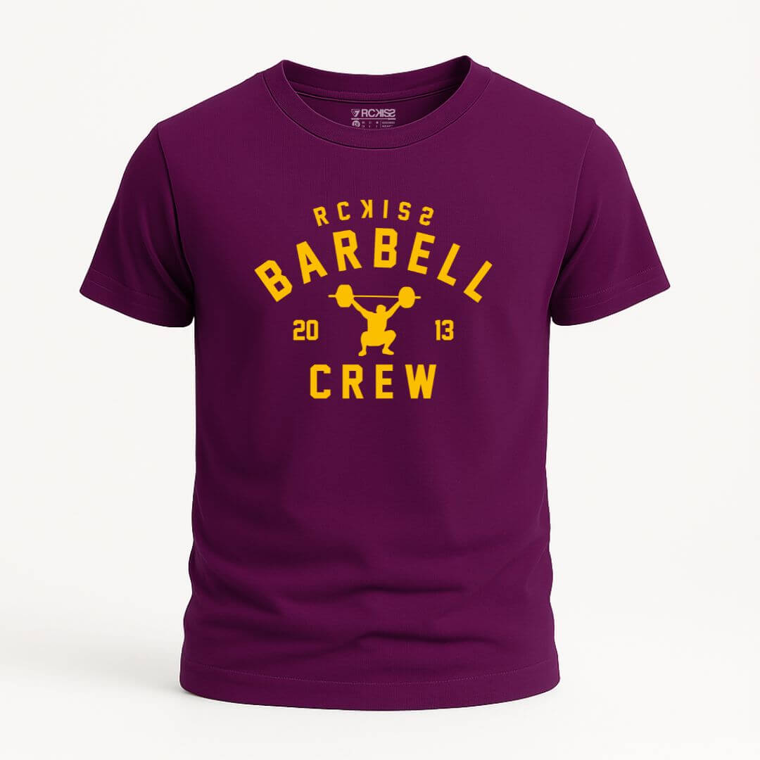 Playera color vino con diseño frontal en blanco que incluye la frase “RCKISS BARBELL CREW 2013” y una figura levantando barra. Estilo deportivo, ideal para el entrenamiento.