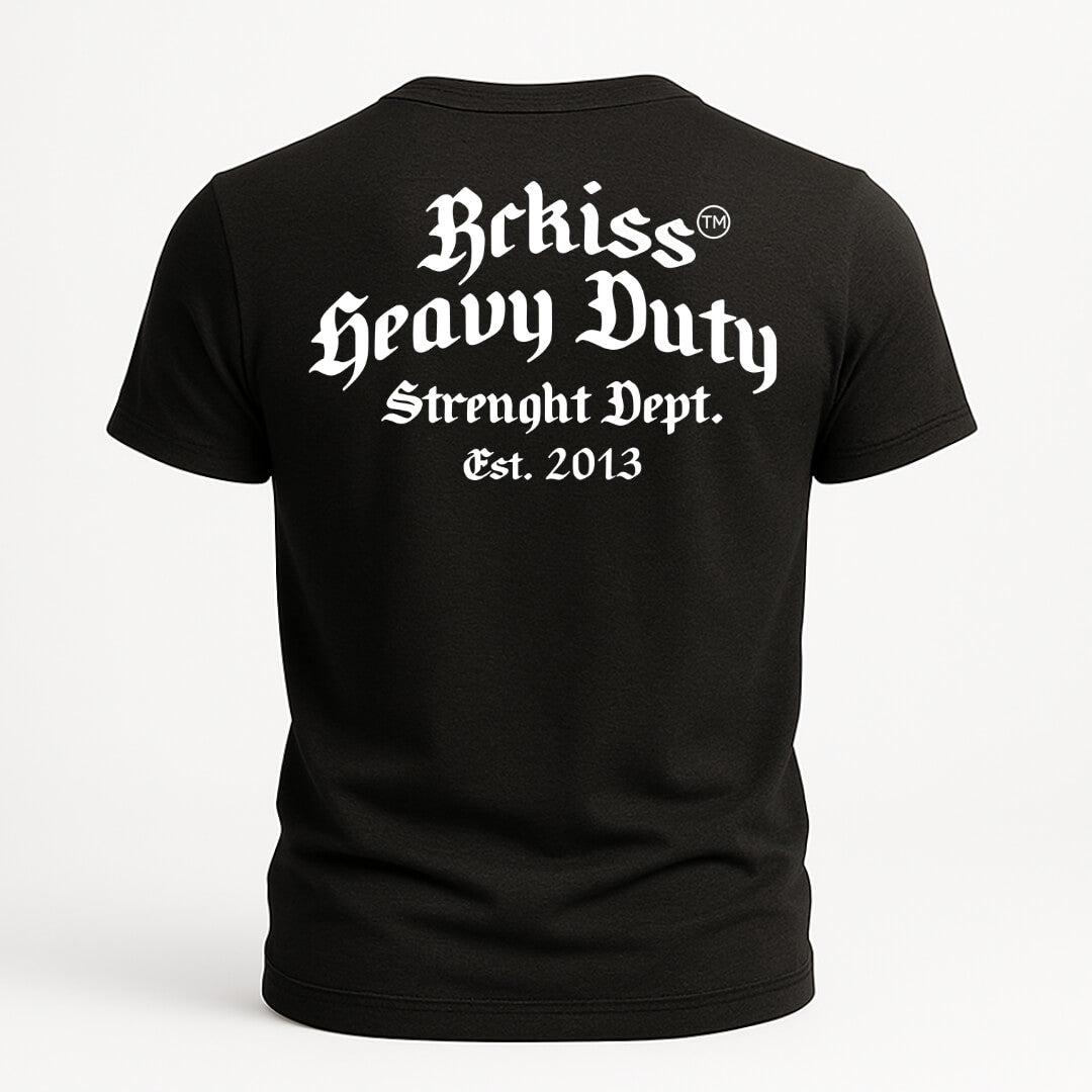 Playera negra con texto trasero en tipografía gótica que dice “Rckiss Heavy Duty – Strength Dept. Est. 2013” en blanco. Diseño robusto y clásico para fans del entrenamiento pesado.







