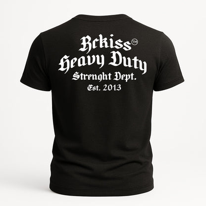 Playera negra con texto trasero en tipografía gótica que dice “Rckiss Heavy Duty – Strength Dept. Est. 2013” en blanco. Diseño robusto y clásico para fans del entrenamiento pesado.







