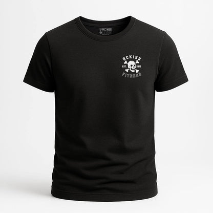 Playera negra con gráfico trasero de calavera y huesos cruzados, acompañada del texto “LIFT FAST” arriba y “DIE FIT” abajo, junto al logotipo de RCKISS. Diseño agresivo y poderoso.