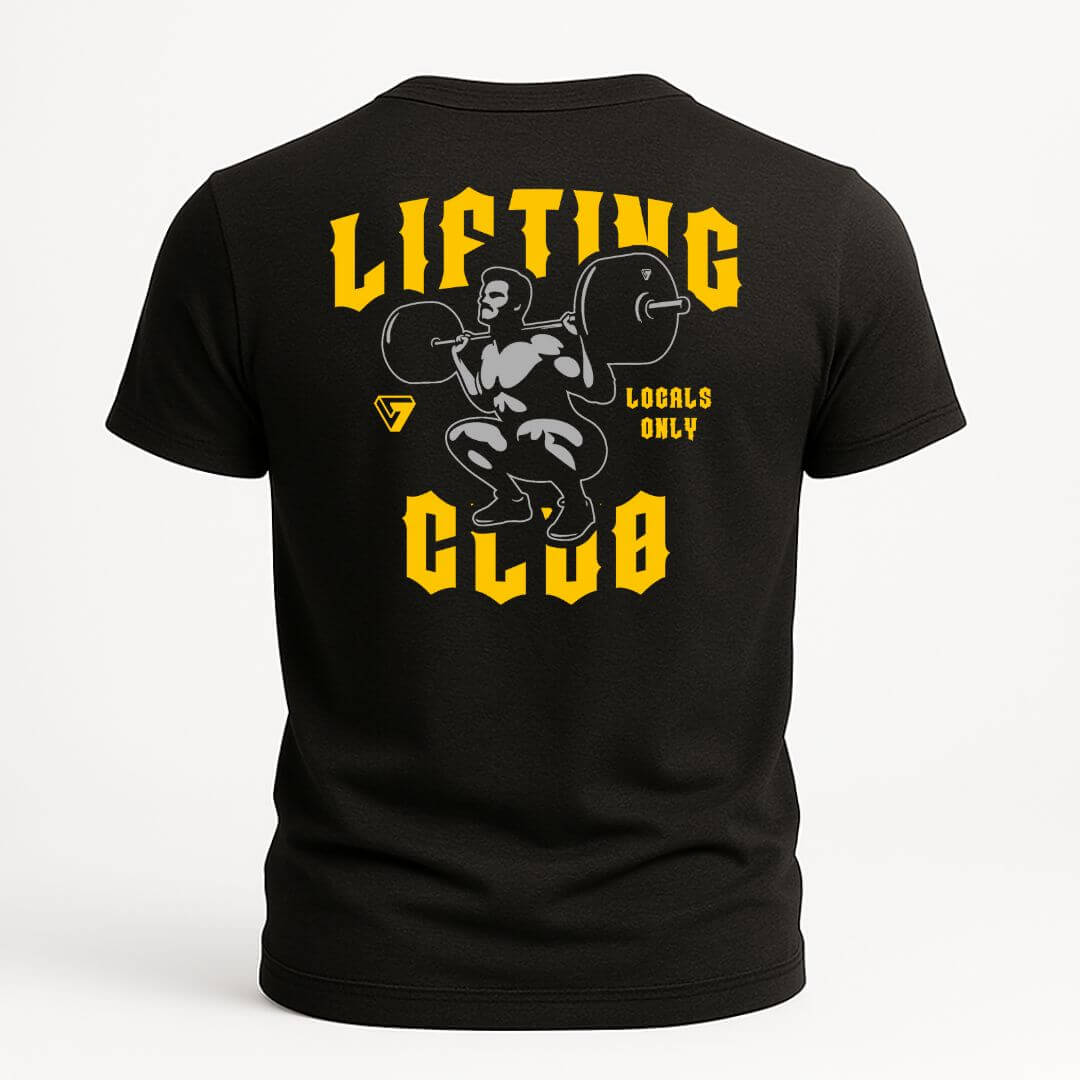 Playera negra con ilustración trasera de un levantador haciendo sentadilla frontal con barra, texto “LIFTING CLUB” en amarillo estilo gótico y “LOCALS ONLY” al costado.