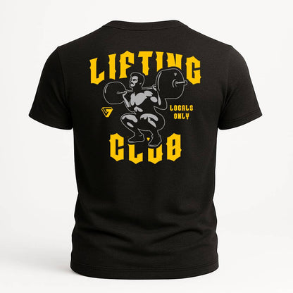Playera negra con ilustración trasera de un levantador haciendo sentadilla frontal con barra, texto “LIFTING CLUB” en amarillo estilo gótico y “LOCALS ONLY” al costado.