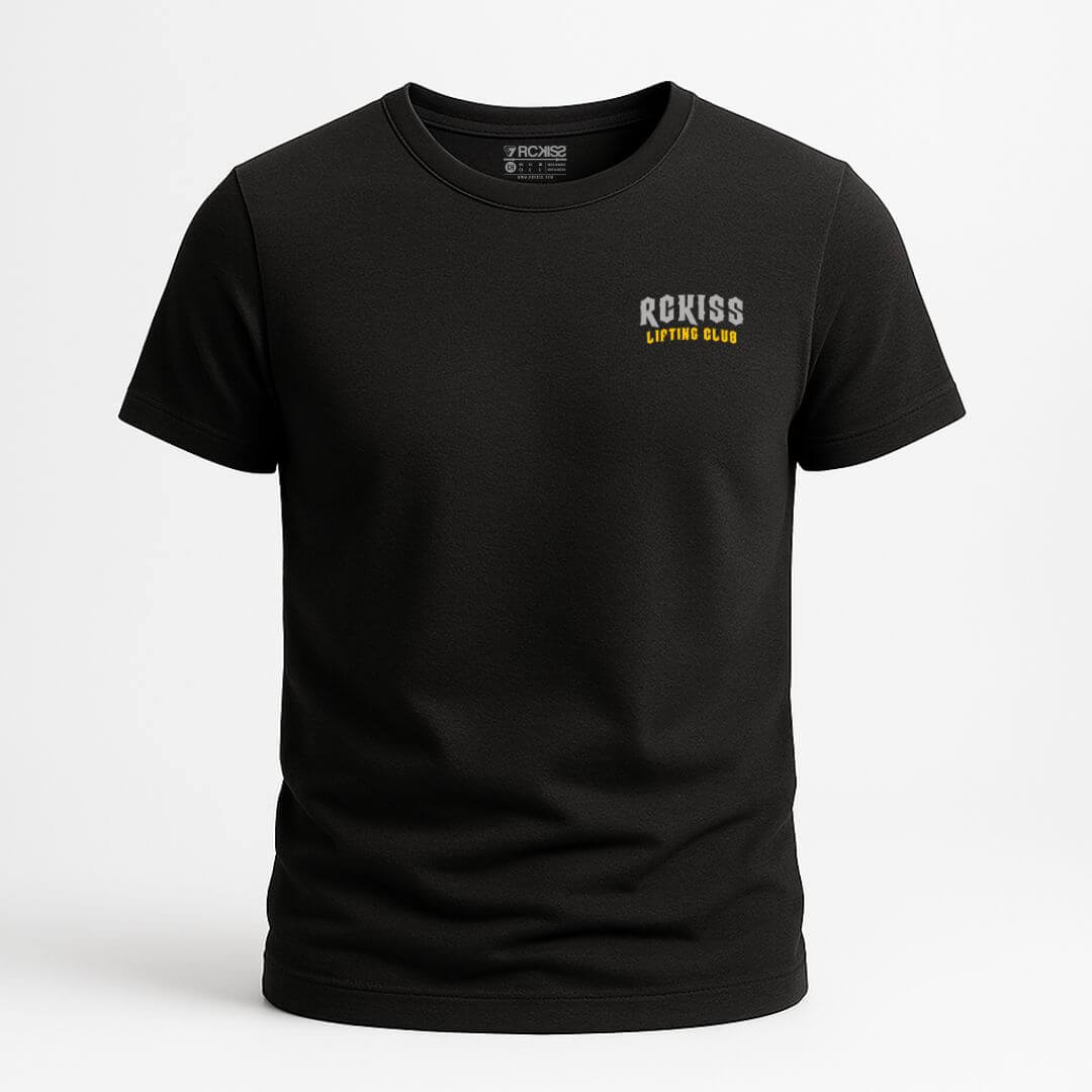 Playera negra con ilustración trasera de un levantador haciendo sentadilla frontal con barra, texto “LIFTING CLUB” en amarillo estilo gótico y “LOCALS ONLY” al costado.