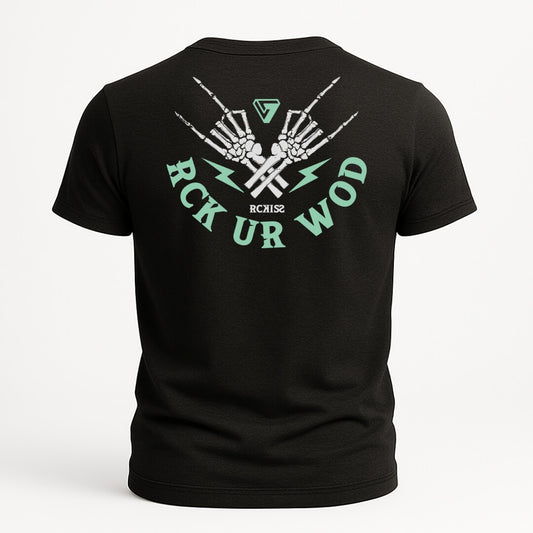 Playera negra con gráfico trasero de dos manos esqueléticas cruzadas formando cuernos de rock, acompañadas del texto “RCK UR WOD” en verde menta y el logotipo de RCKISS