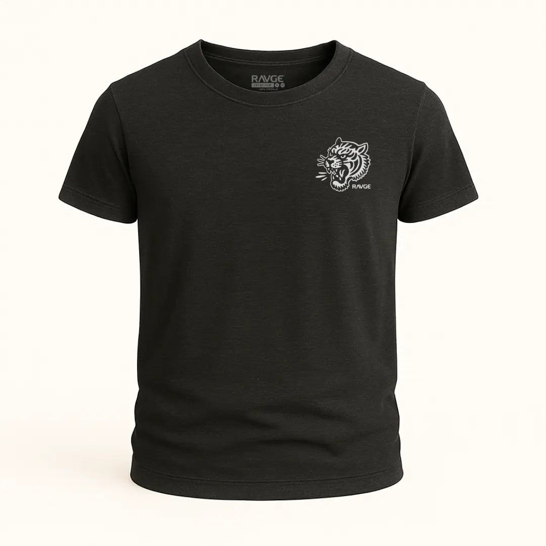 Playera RVG Wild Ones RAVGE Rckiss, vista frontal logo tigre pequeño en pecho, color negro, ropa fitness gym crossfit hombre