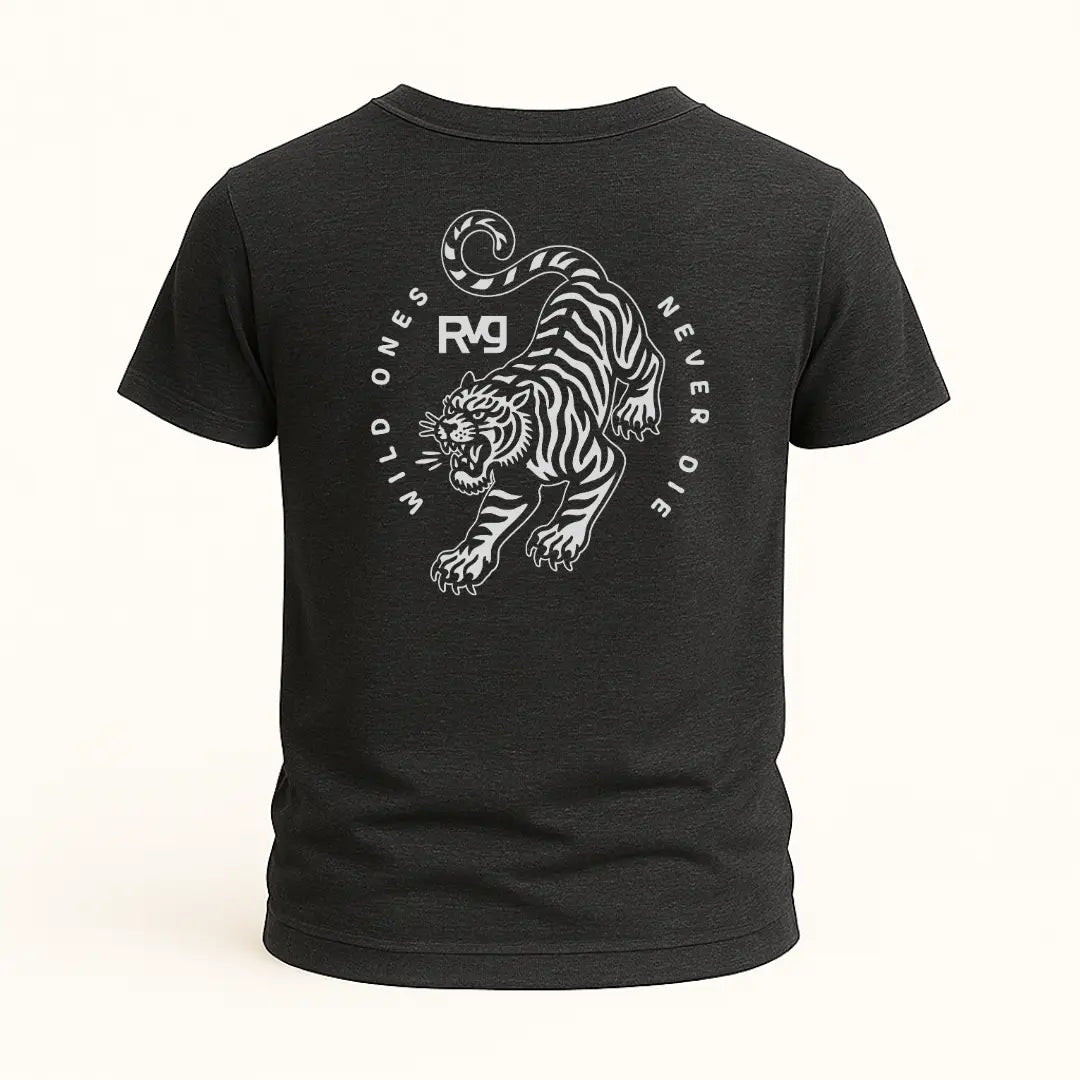 Playera RVG Wild Ones RAVGE Rckiss, diseño trasero tigre negro "Wild Ones Never Die" con logo RVG, color negro, MMA streetwear hombre