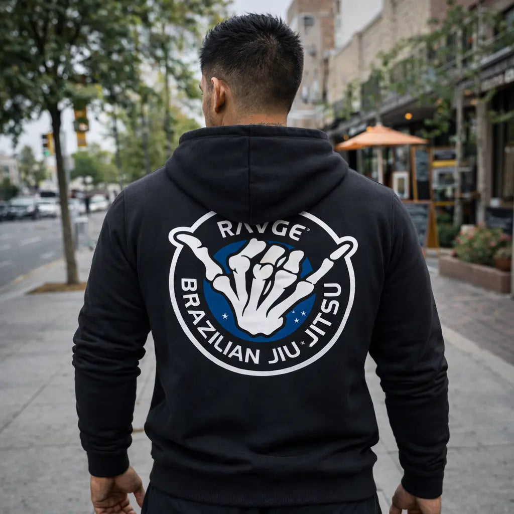 Modelo con sudadera Jiujitsu RVG RAVGE Rckiss, diseño BJJ en espalda, look urbano streetwear