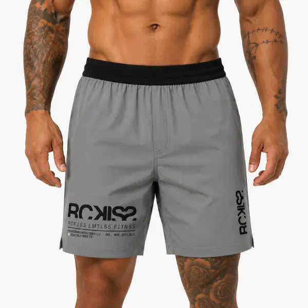 Atleta usando el Short RCKISS Flanker AUTHORITY color Plateado, corte largo 17 pulgadas para crossfit y gym