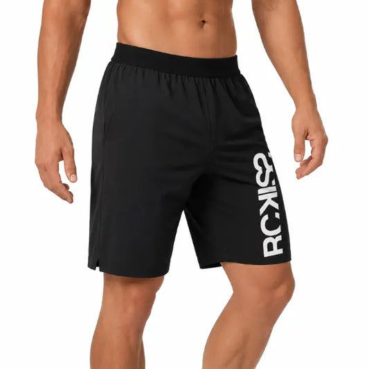 Atleta usando el Short RCKISS Flanker BLACK ROCK color Negro Abismo, corte largo 17 pulgadas para crossfit y gym