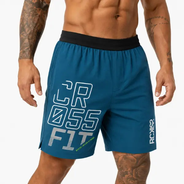 Atleta usando el Short RCKISS Flanker ESTELAR color Azul Petróleo, corte largo 17 pulgadas para crossfit y gym