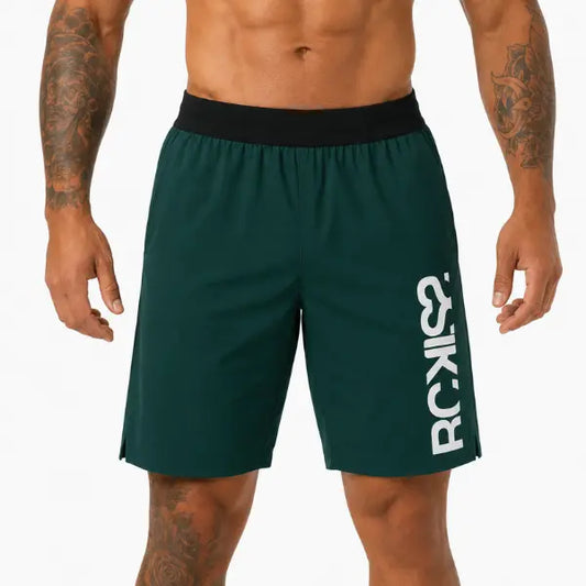 Atleta usando el Short RCKISS Flanker RADIOACTIVE color Verde Botella, corte largo 17 pulgadas para crossfit y gym