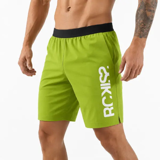 Atleta usando el Short RCKISS Flanker RADION color Verde Wasabi, corte largo 17 pulgadas para crossfit y gym