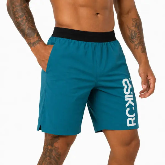 Atleta usando el Short RCKISS Flanker TORMENTA color Azul Tormenta, corte largo 17 pulgadas para crossfit y gym