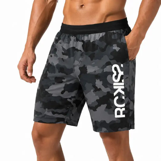 Atleta usando el Short RCKISS Cuartel color Camo Comando, corte largo 17 pulgadas para crossfit y gym