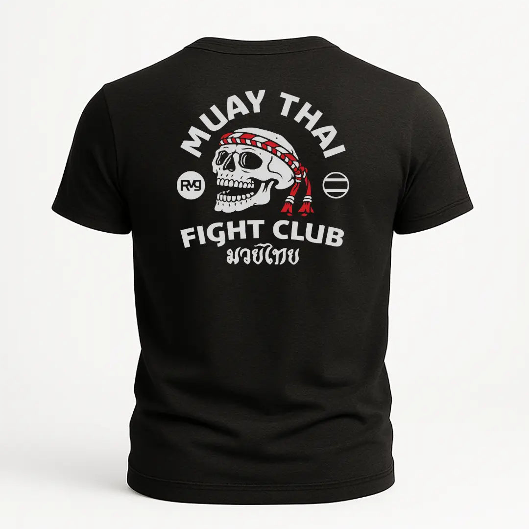 Playera negra RAVGE Muay Thai FC con estampado en espalda y logo RVG, disenada para uso urbano y entrenamiento.