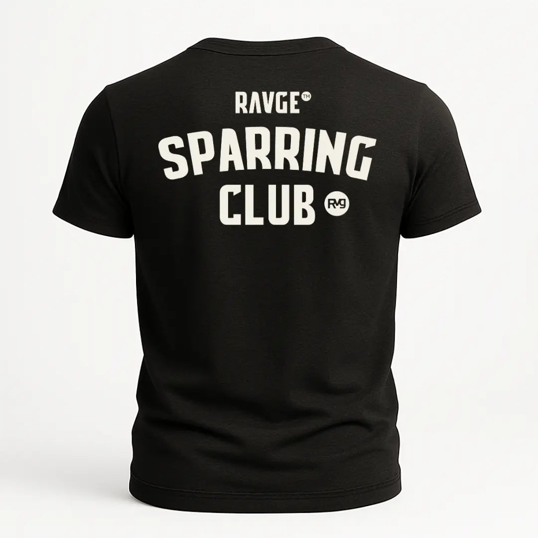 Playera negra RAVGE Sparring Club con estampado en espalda y logo RVG, disenada para uso urbano y entrenamiento.
